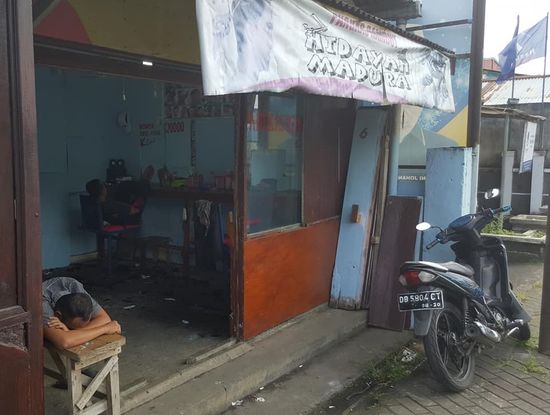 Das ist ein Frisör und man „wartet“ wohl auf Kundschaft....
Bitte auch den Mann im Hintergrund beachten!!