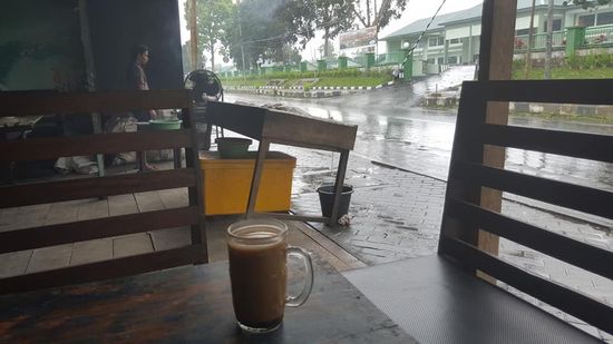 Gerade noch rechtzeitig in ein Resto geschafft—-hier wird schon der Grill angeheizt....