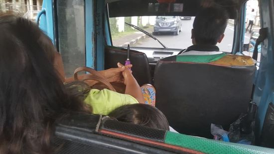 Im Microlet...vor mir Oma mit Enkelin..