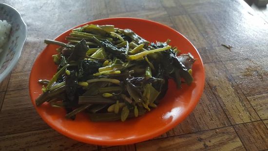 ...dazu Gemüse und Reis. Das Ganze kostet mich 20.000 IDR = 1,25 Euro