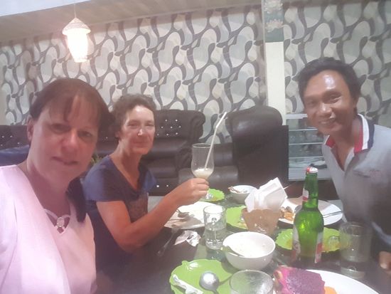 Letztes gemeinsames Abendessen mit Conny und ihrem Guide Adam