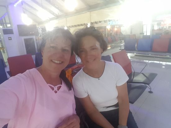 Zufällig treffe ich Conny in der Abflughalle wieder