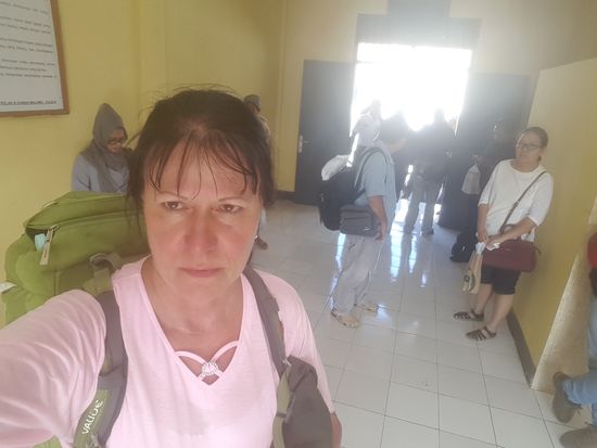 Da hinten in der Tür stehen die Abholer..