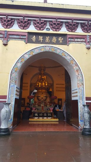 Mich würde mal interessieren, was mit den ganzen Opfergaben passiert. Wird das ganze Obst, Getränke und Lebensmittel verzehrt oder irgendwann weggeworfen?