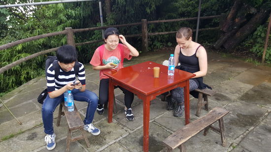 Immer wieder kommen Kioske an denen warme Speisen