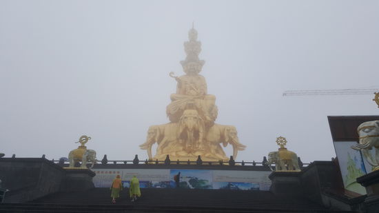 Hier sind wir nun auf dem „Jinding-Gipfel“ auf 3100 m Höhe
Der „Emei Shan“ ist übrigens einer von Chinas 4 heiligen, buddhistischen Bergen, den jeder Gläubige einmal besucht haben soll