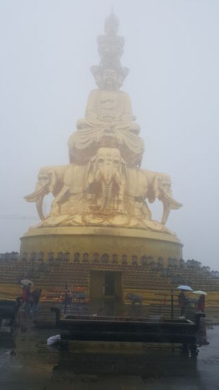 Die 48m hohe Statue des multidimensionalen Samantabhadra, die dem Bergbeschützer Puxian gewidmet ist...