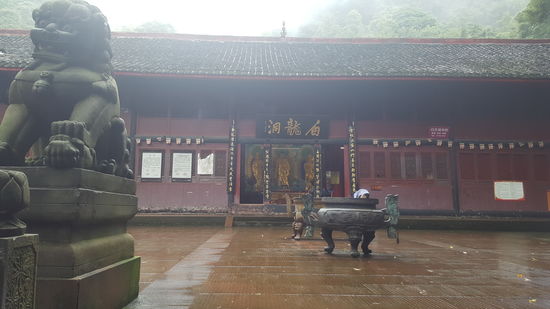 Wieder eins der zahlreichen Kloster—ich habe die Namen nicht mehr gemerkt und auch nicht mehr alle fotografiert.
Man kann in sehr vielen übernachten und es wurde auch immer angeboten.
Allerdings sehr einfach, meist ohne Duschen und dafür zu stolzen Preisen