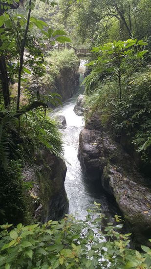 Hier ist ein Sturzbach am „Quingiyn-Pavillon“