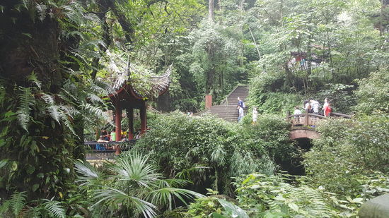 Links ist der schöne Pavillon