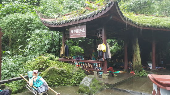 Es gibt wieder viele Träger die ihre Sänften anbieten.
Ich hätte keine Ruhe, mich da oben sitzend die rutschigen Treppen runtertragen zu lassen