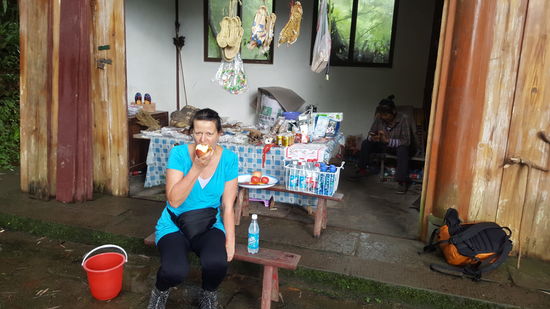 ...hier kaufen wir auch einen der leckren Äpfel und eine Tomate...