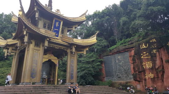 Wir sind am Ausgang des Parks und im Dorf Baoguo