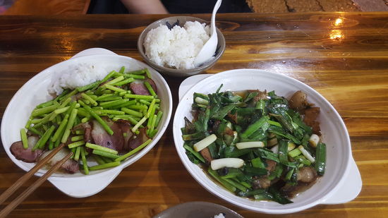 Viel interessantes Gemüse mit gebratenen Speck.
Wir essen übrigens immer mit Stäbchen. Besteck gibt es nie