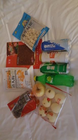 Wir durchstöbern einen Supermarkt und kaufen diverse Sachen für morgen ein