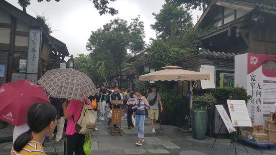 Wir landen in dieser quirligen kleinen "Kuan Gasse" mit vielen kleinen Lokalen und Straßengeschäften