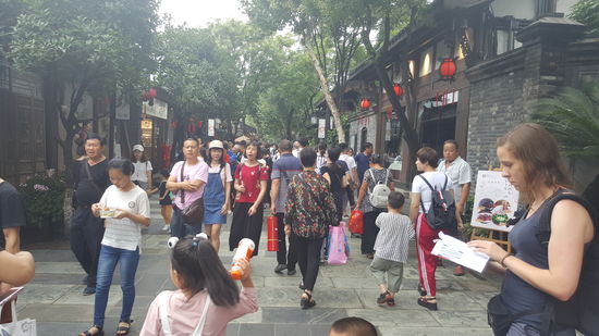 Hier sind wieder Menschenmassen unterwegs, aber die Häuser sind alle im chinesischen Stil