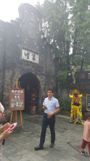 Hier hinter dem Steinbogen ist der Eingang