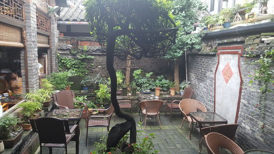 Das Teehaus ist 200 Jahre alt und die alte Dame, die hier bedient, passt hier gut rein. Der Innenhof sieht gemütlich aus