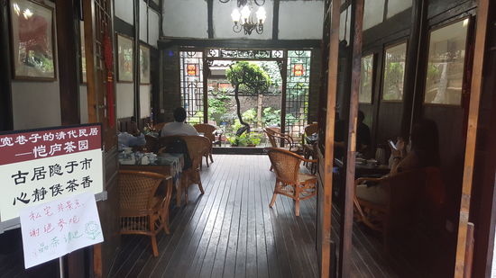 Die Preise für den Tee sind hoch: 48 Yuan für den günstigsten Yasmin Tee.
Dazu bekommt man eine Thermoskanne mit heißem Wasser zum wiederauffüllen