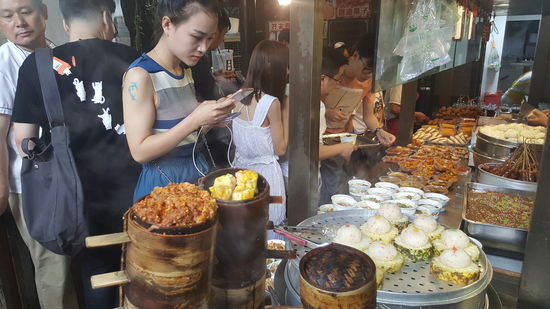 Wir schlendern durch die Gasse und schauen was alles angeboten wird: hier ein Buffet zur Selbstbedienung