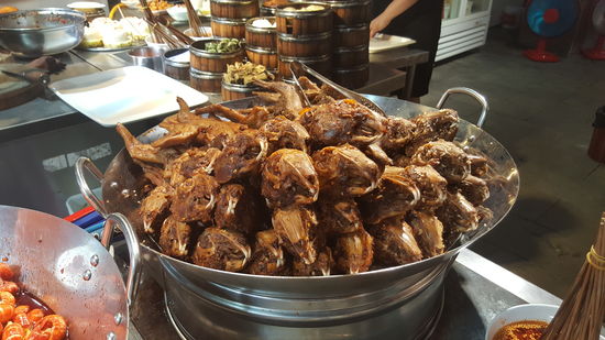 Was sind das für Tiere? Mit so großen krummen Vorderzähnen??