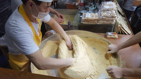Hier werden unter großem Aufwand Bonbons hergestellt. Die langen süßen Fäden werden lange hin und hergeknetet