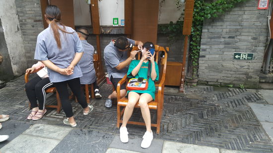 Hier werden tatsächlich Ohren gereinigt...