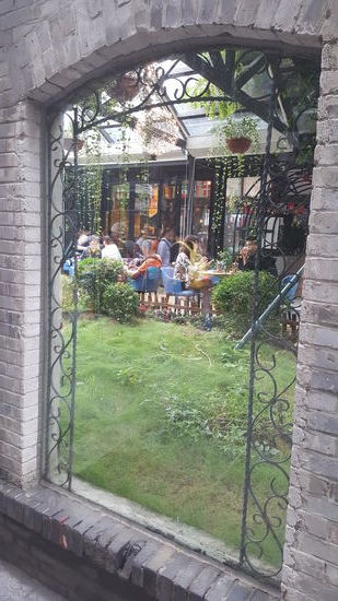 Hier kann man in ein schönes Restaurant schauen, die Mauer ist für Glasfenster unterbrochen