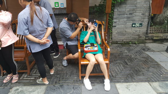 Für 20 Yuan. Das Mädel kann nebenbei im Handy daddeln..