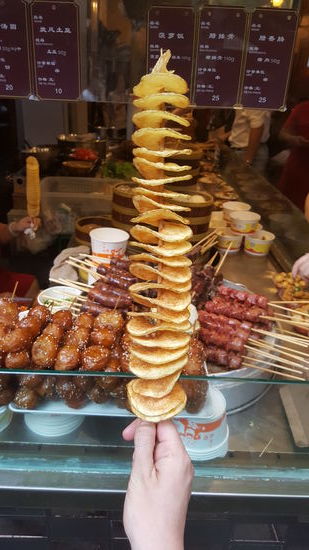 Lecker, für 10 Yuan. Die Chinesen nehmen noch Ketchup dazu