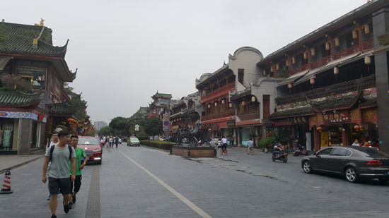 Hier geht's durch ein prunkvolle Tor in eine Straße mit typischen chinesischen Häusern
