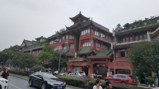 Hier fahren ausschliesslich Elektrofahrzeuge