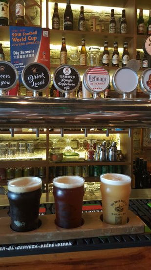 Happy- hour: 3 kleine Bier für 40 Yuan