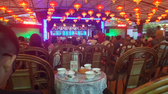 Zu der Vorstellung gibt es Jasmintee und eine Schale mit Sonnenblumenkernen