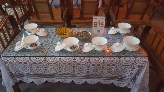 Teewasser wird während der Vorstellung immer wieder nachgefüllt