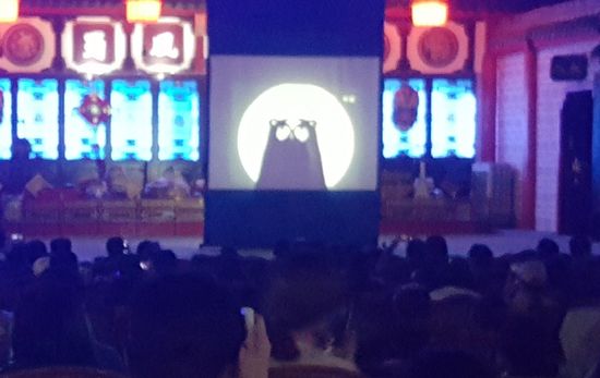 Es wurde von einer Frau dargeboten, die nicht nur ihre Hände, sondern auch sich selbst eingebracht hat. Hier z.B. als große Eule