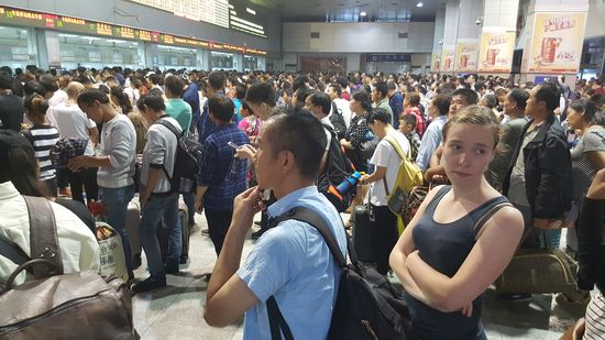 Hier ist die Schlange natürlich unendlich lang. Ca 25 Leute sind vor uns und immer wieder drängeln sich noch welche vor.