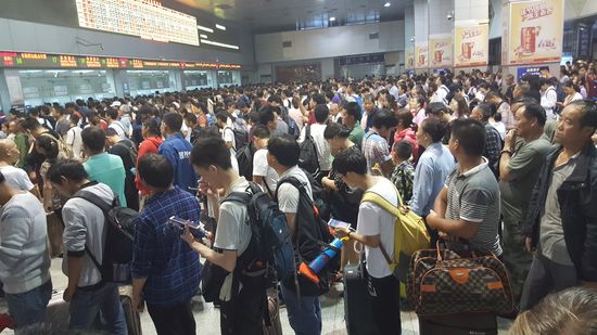 Die ganze Halle ist voller Menschen