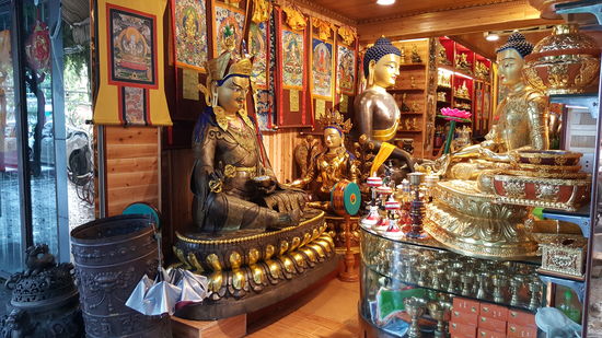 Der Bezirk scheint ein tibetanischer zu sein. Viele Menschen schauen schon anders aus und sind auch anders gekleidet. 
Hier gibt es eine Straße mit Geschäften, in denen riesige Statuen verkauft werden