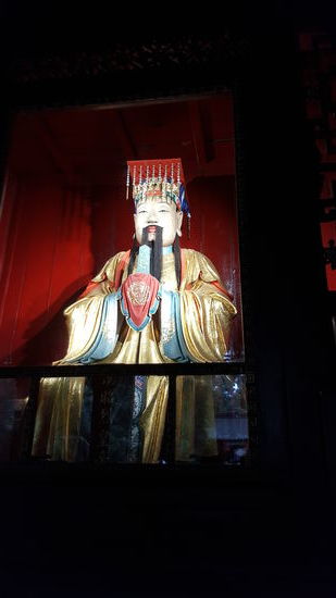 Der Kaiser Liu Bei—sein Grab befindet sich auch hier.
Auch sein Militärstratege ist hier verewigt, mitsamt seiner Familie.
Über ihn und den Kaiser gibt es auch einen Roman „Die Geschcihte der 3 Reiche“