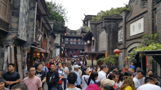 Die Tempelanlage befindet sich am „Najiao-Park“
Und hier tobt mal wieder das Leben...Menschenmassen und viel Leckereien und Kitsch zu kaufen...