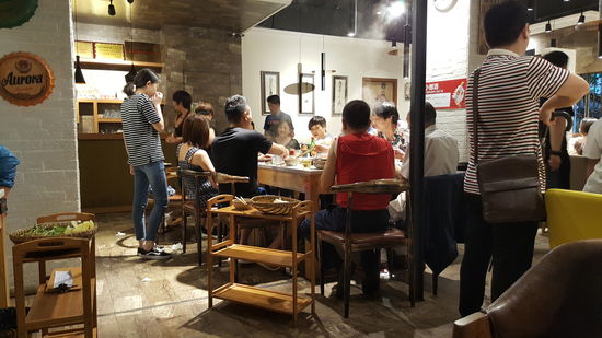 Am Nebentisch ist eine große Gesellschaft, die schlemmen richtig und machen Krach