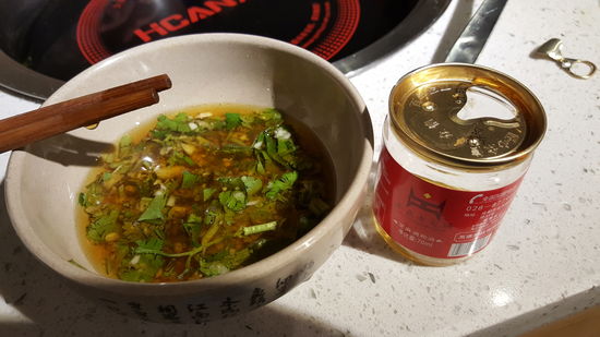 Das soll man alles in seiner Schüssel zusammenmischen, um hier später die gegarten Teile einzutunken.
Das gefällt uns schonmal sehr gut