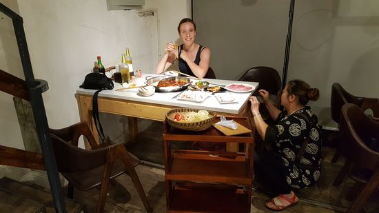 Wir haben uns für: Rindfleisch, Fisch, Schwein und diverse chinesische Gemüsesorten entschieden. Die Chefin macht Dampf unter unserem Pot und dann gehts los