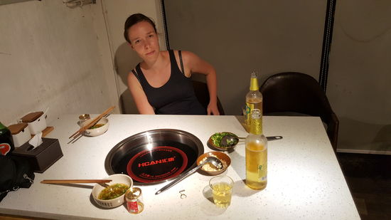 Jeder bekommt eine Schüssel, Stäbchen und eine kleine Dose mit Öl.
Dazu wird eine Schale mit frisch gehacktem Knobi und eine weitere mit gehackter Petersilie auf den Tisch gestellt.