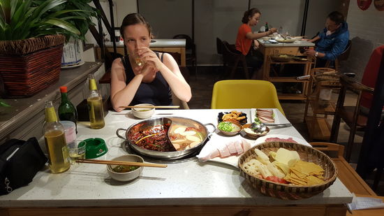 Nachdem die Sachen im Pot gegart wurden , tunkt man sie in die Schüssel mit dem Öl-Knobi-Gemisch und schlürft es in den Mund.
Es schmeckt köstlich!
Obwohl es nicht so viel ist, wird man pappesatt—ansonsten kann man immer nachordern.