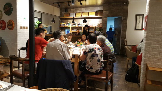 Am Nebentisch wird richtig chinesisch geschlemmt: Dazu gehört auch das Rauchen zwischendurch—(Rauchverbot in Lokalen gibt es hier nicht...?)
Es wir gerülpst und—-ich fasse es nicht gerotzt! Laut! Ein junger Mann holt etwas aus den Tiefen seines Körpers und spuckt es unter den Tisch auf den schönen Holzfußboden...brrr...