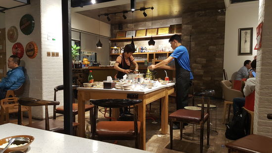 Als die Gesellschaft weg ist, muss das Schlachtfeld aufgeräunt werden.
Wir beobachten, dass die meisten Gäste ihre Essensreste mitnehmen. Dazu bringt die Chefin 2 Plastiktüten, in denen auch die Brühe gekippt wird.
Ganz schnell ist jeder freie Tisch wieder neu besetzt.