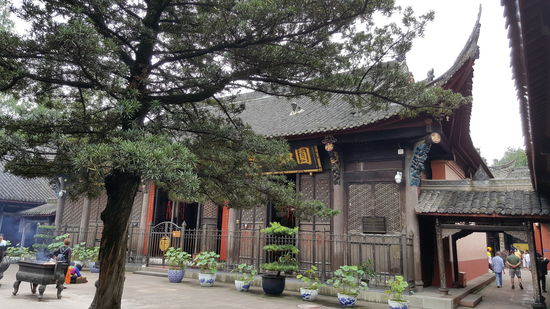Es ist das größte und besterhaltene buddhistische Tempelkloster von Chengdu